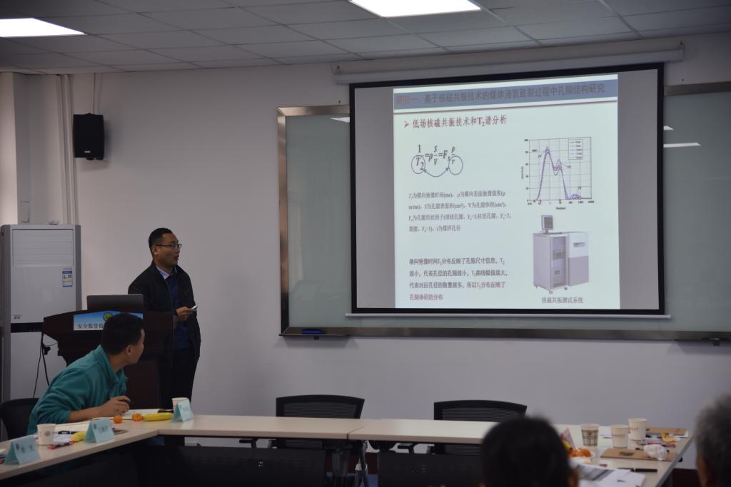 青年学者秦雷作学术交流