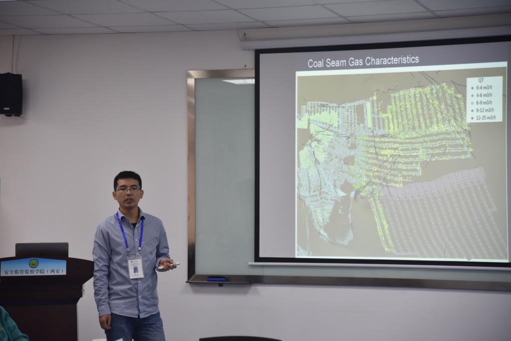 青年学者蔺甲作学术交流