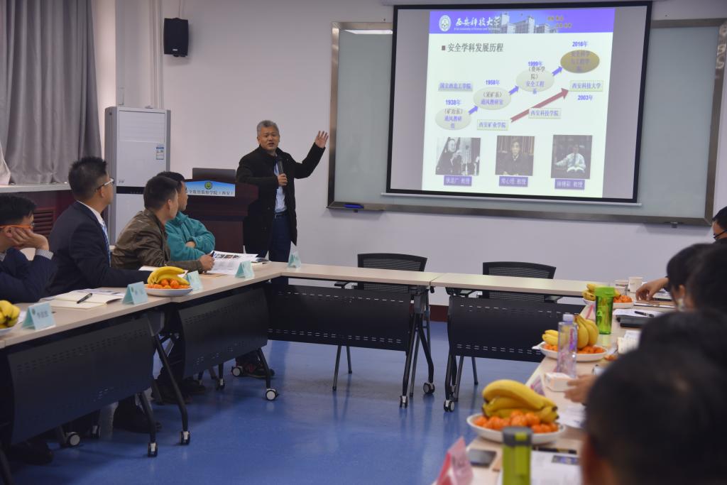 邓军院长致欢迎辞并做学院介绍